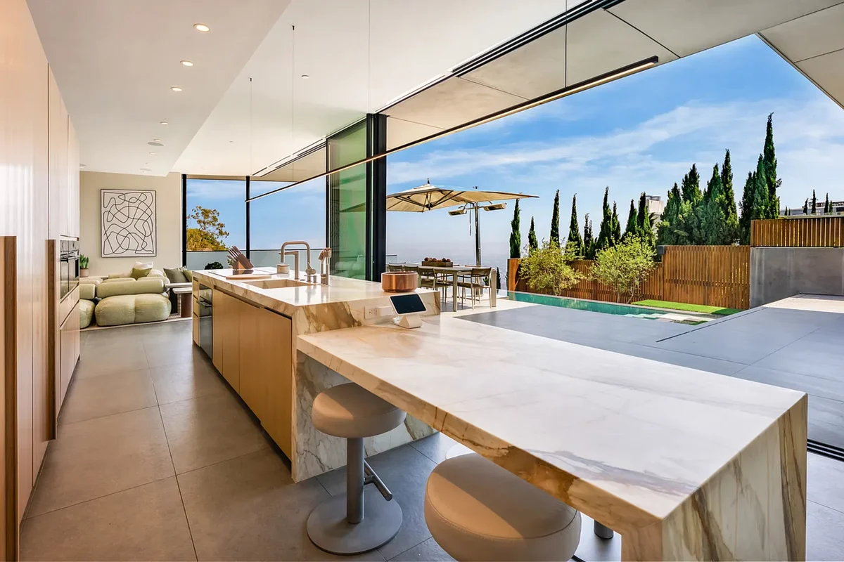 Property in Hollywood Hills, Los Angeles property photo 4