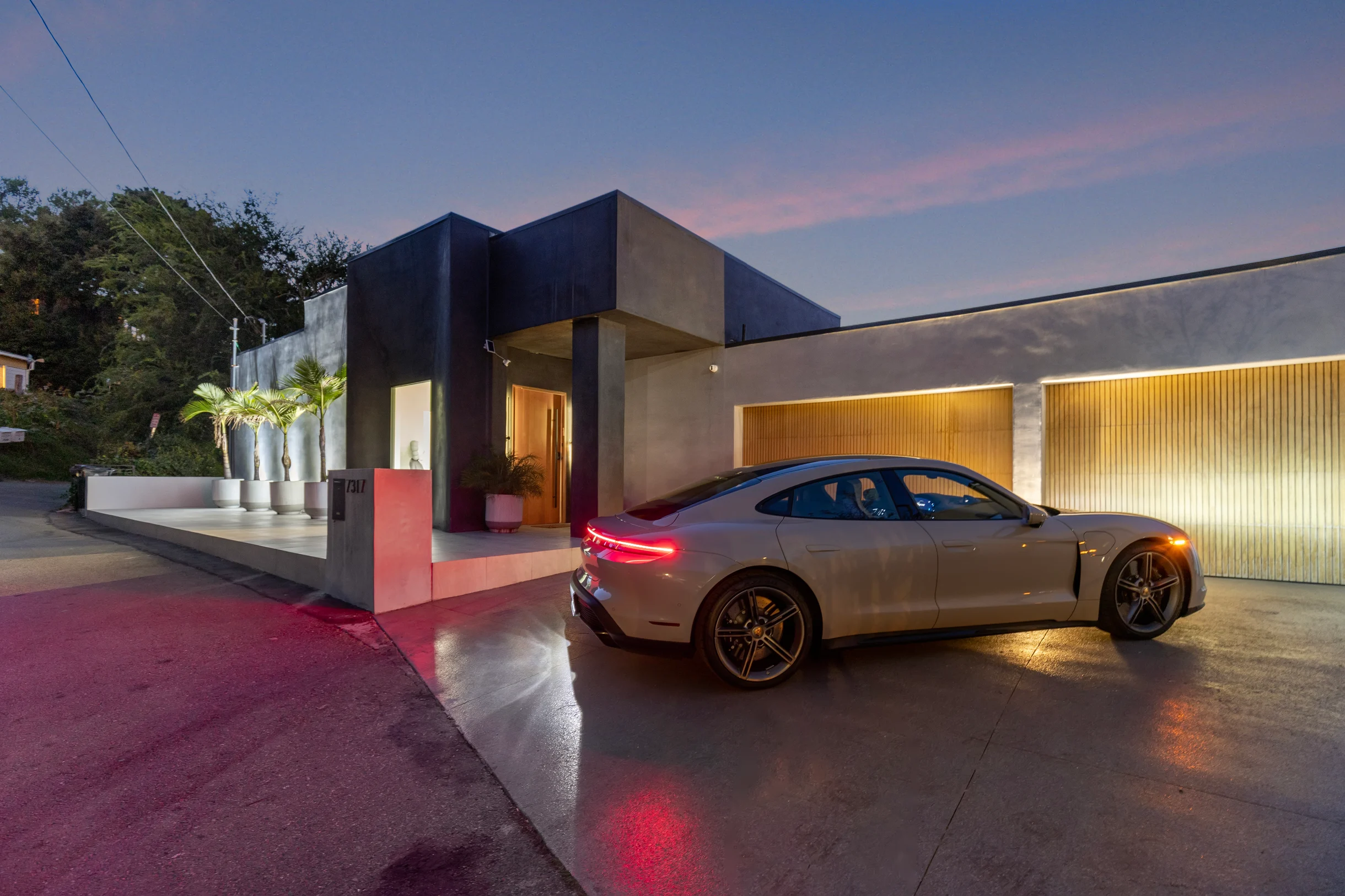 Property in Hollywood Hills, Los Angeles property photo 2