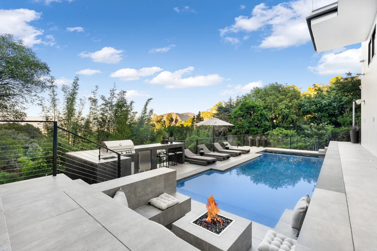 Property in Hollywood Hills, Los Angeles property photo 3