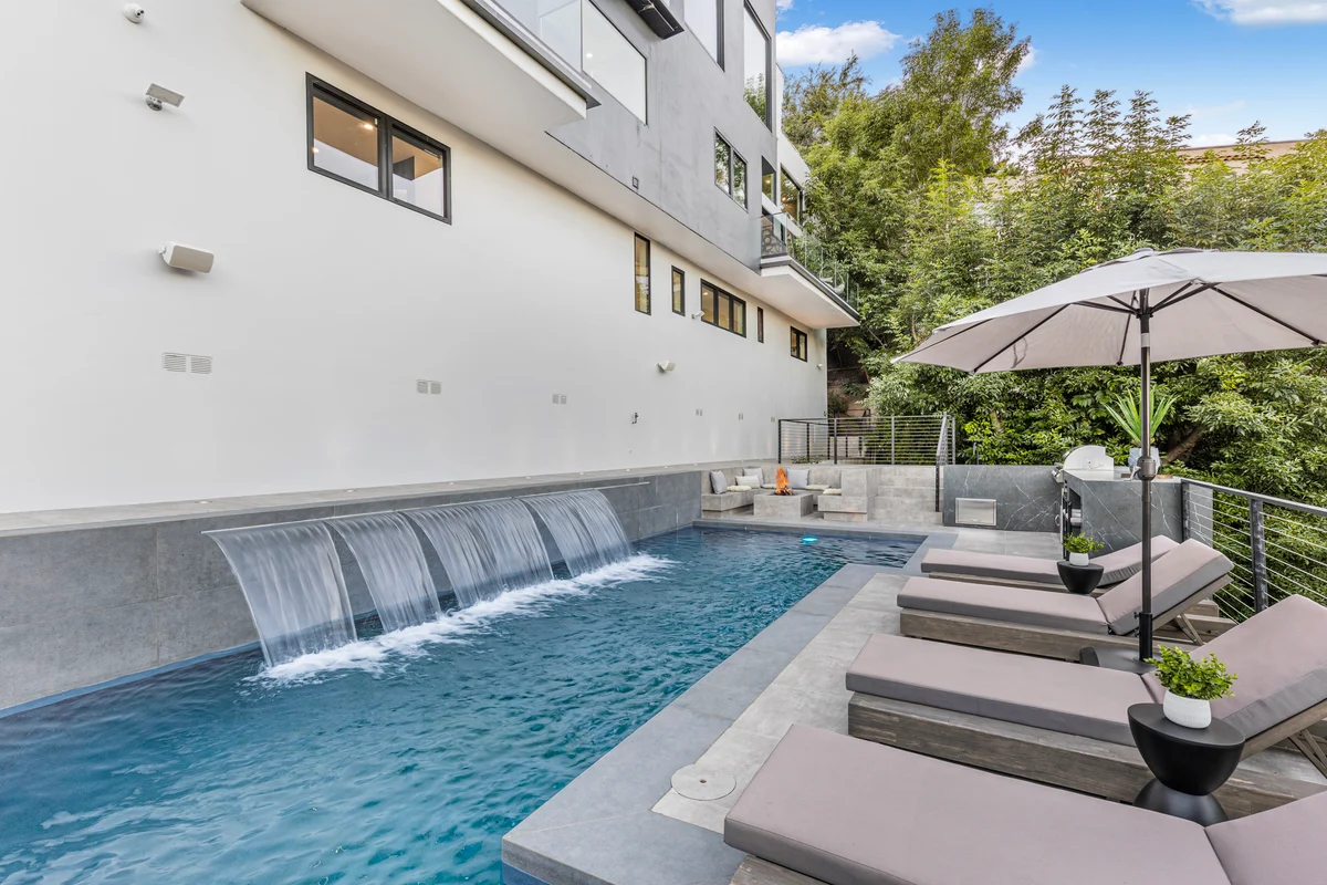 Property in Hollywood Hills, Los Angeles property photo 4