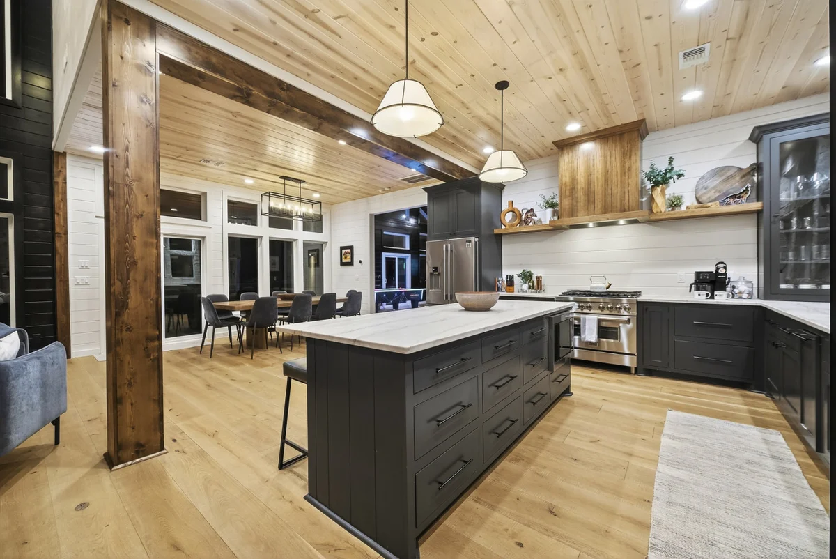 Midnight Skies Luxury 5BR - Hot Tub & Mountain Views #116