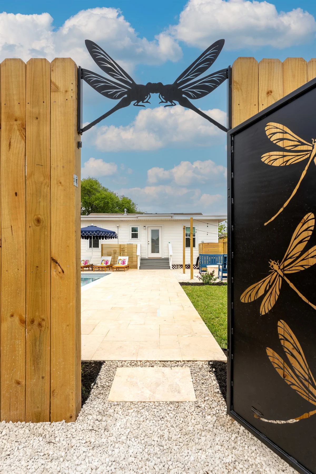 Paix Bleu Dragonfly Cottage #27