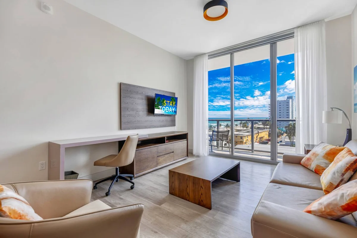 Condo in Hollywood property photo 3