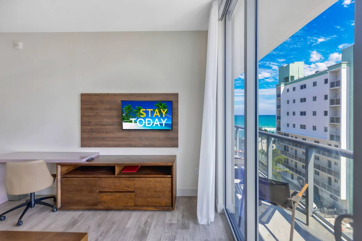 Condo in Hollywood property photo 4