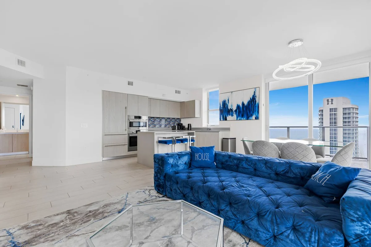 Condo in Hollywood property photo 4