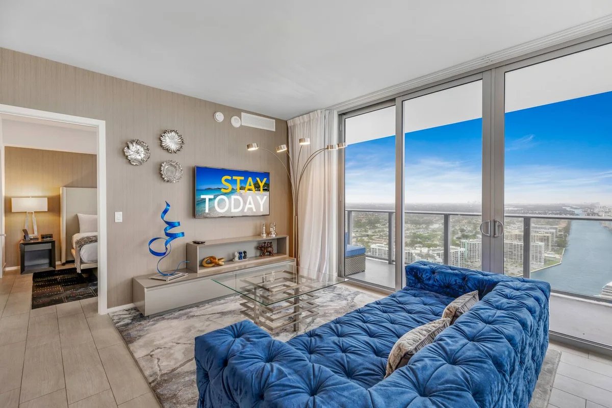 Condo in Hollywood property photo 4