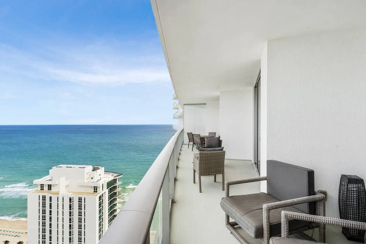 Condo in Hollywood property photo 5