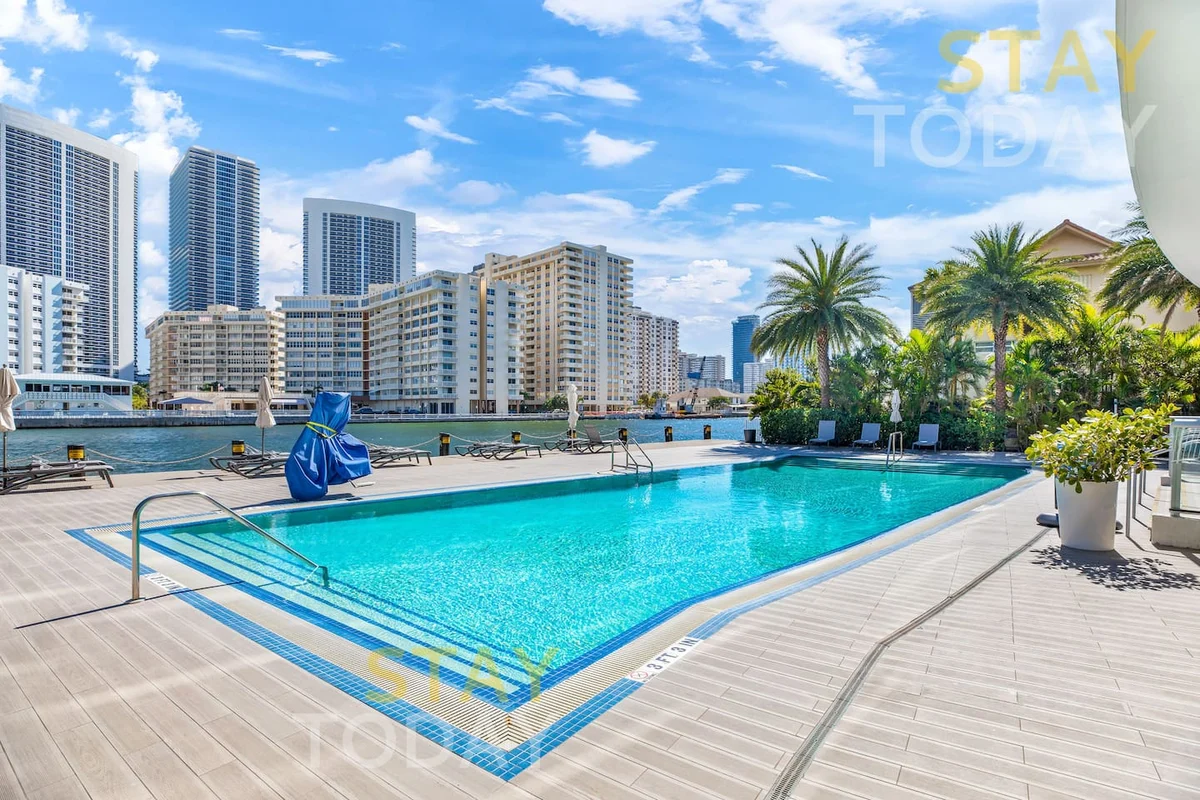 Condo in Hallandale Beach property photo 5