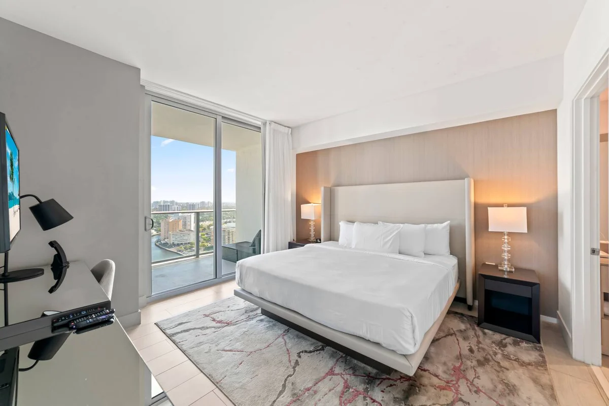 Condo in Hollywood property photo 2