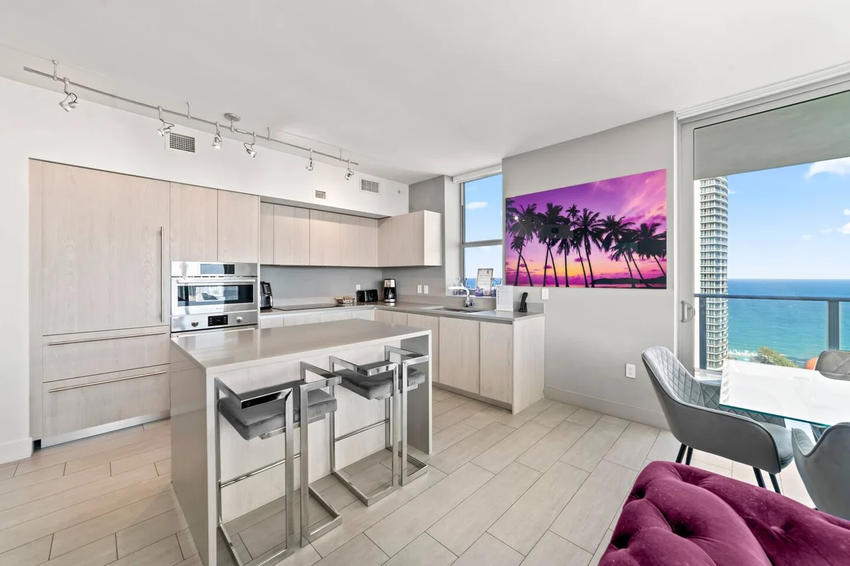Condo in Hollywood property photo 3