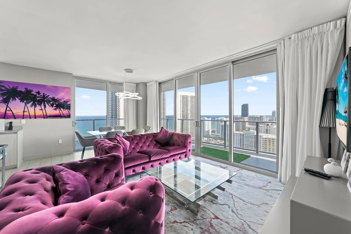 Condo in Hollywood property photo 5