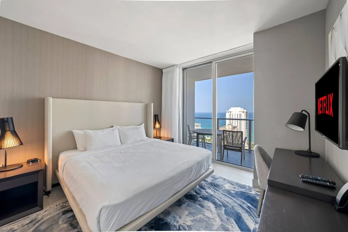 Condo in Hollywood property photo 2