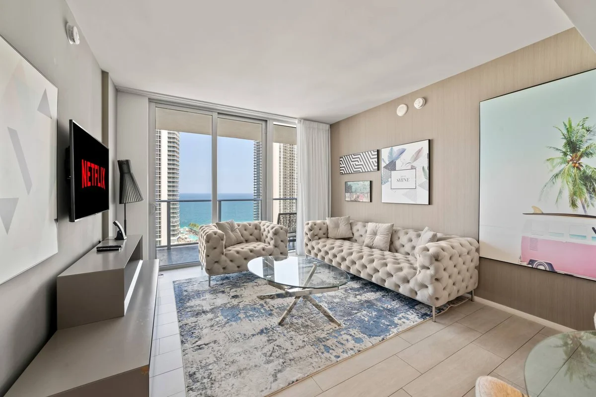 Condo in Hollywood property photo 3