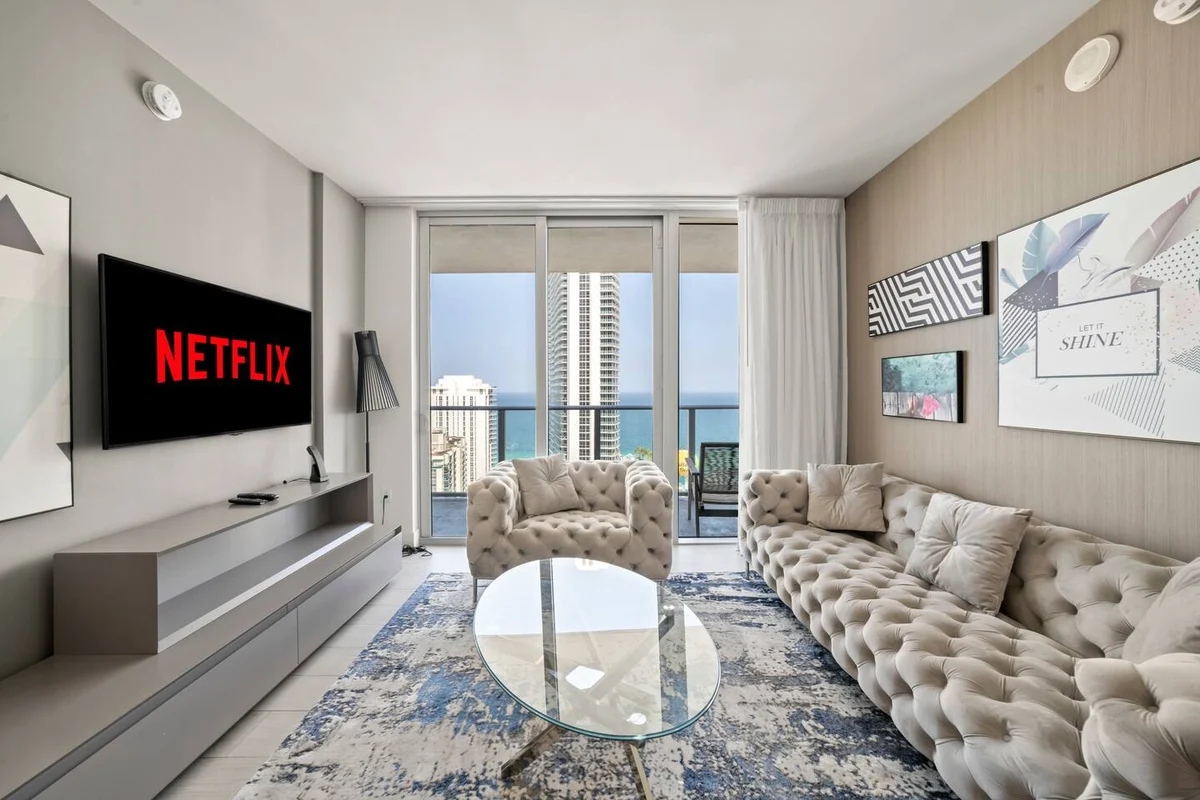 Condo in Hollywood property photo 4