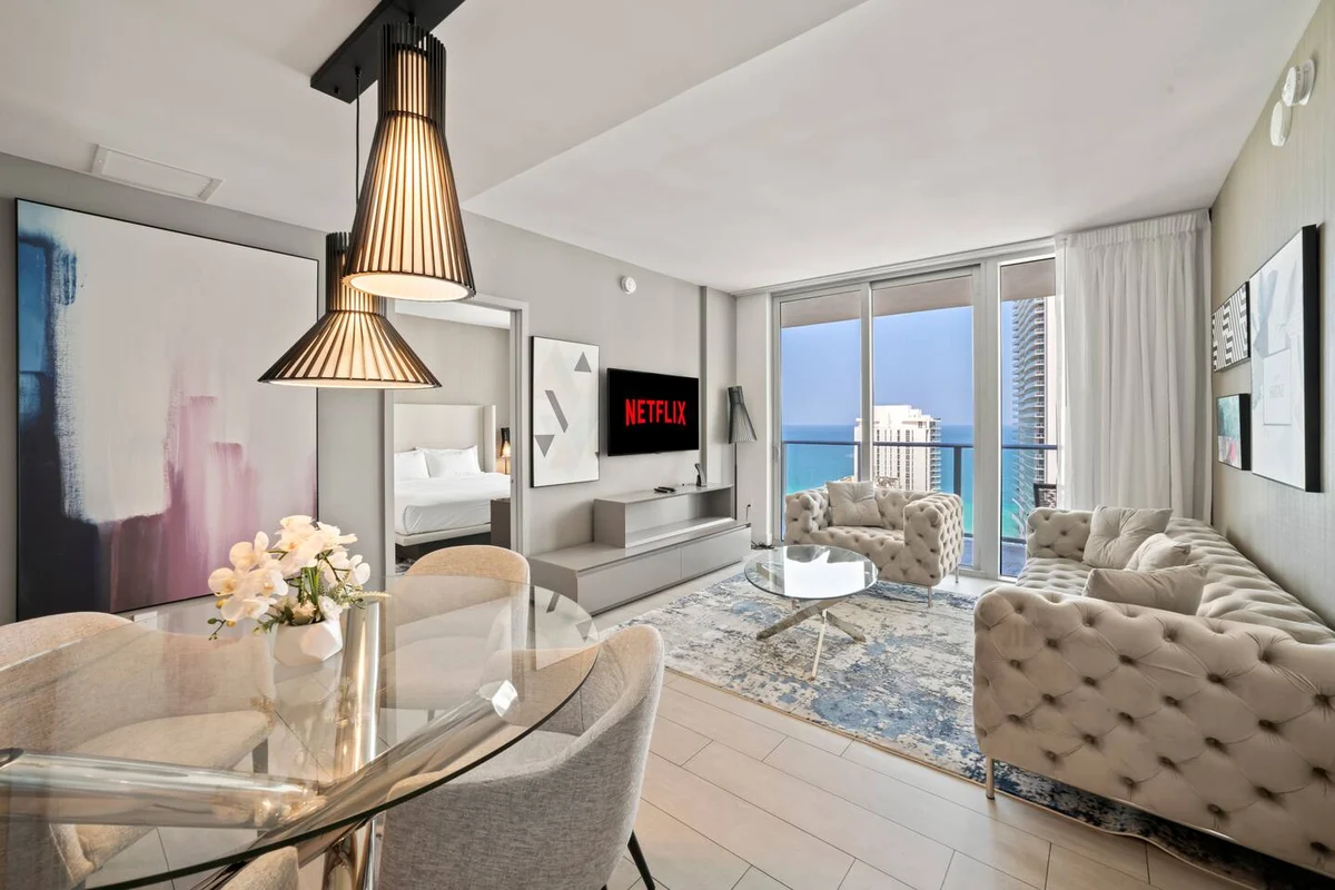 Condo in Hollywood property photo 5