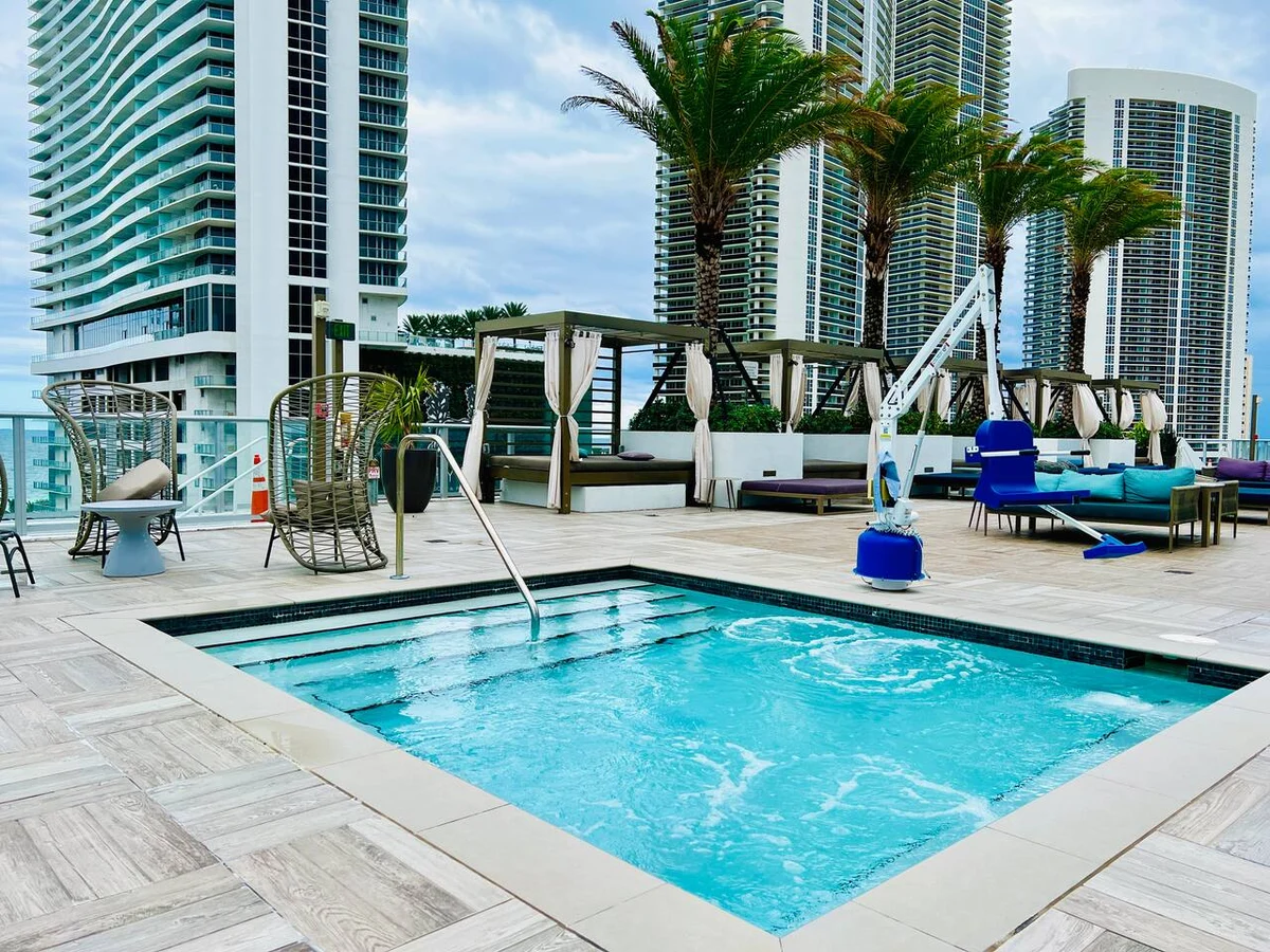 Condo in Hollywood property photo 3