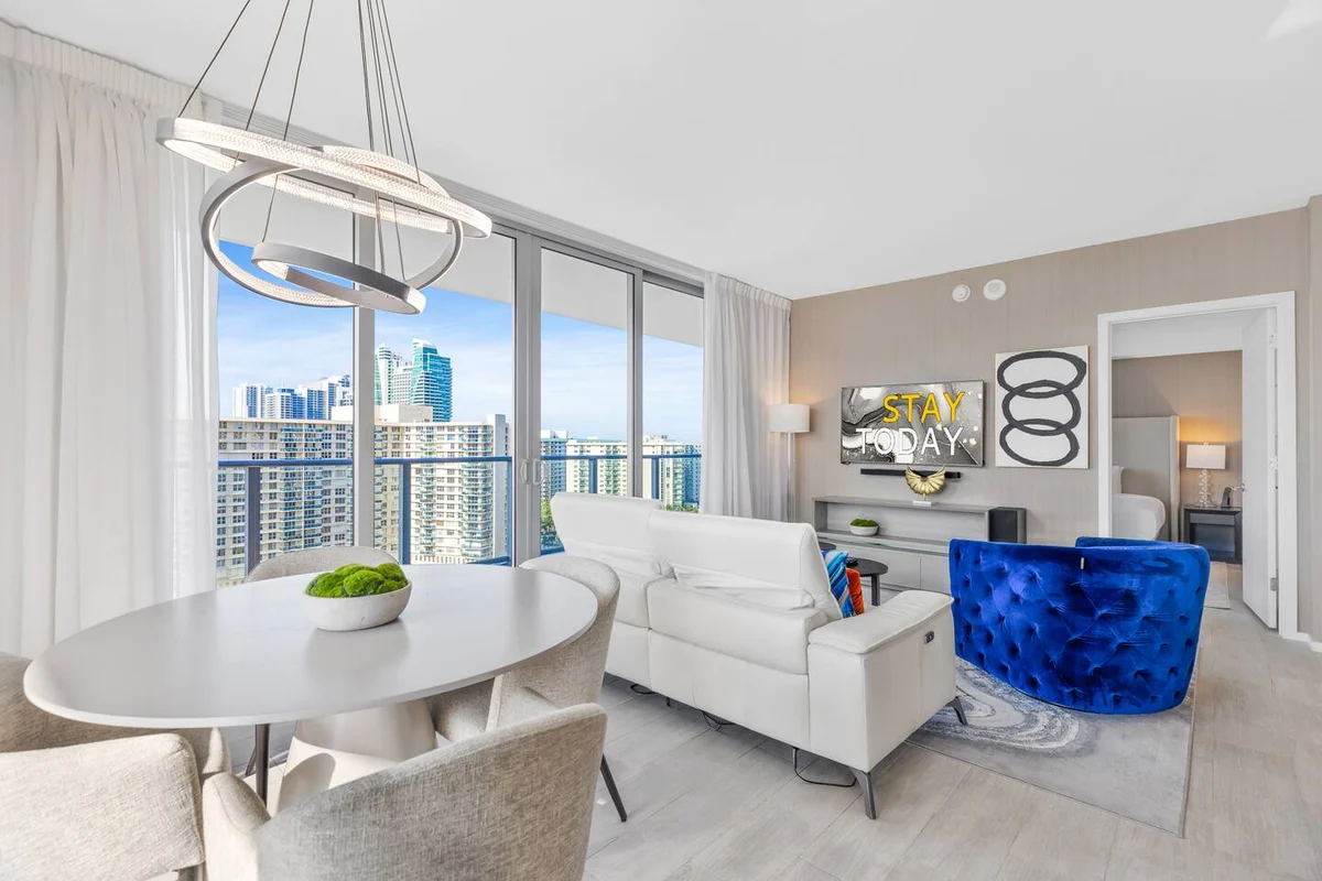 Condo in Hollywood property photo 2