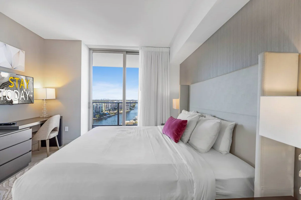 Condo in Hollywood property photo 4