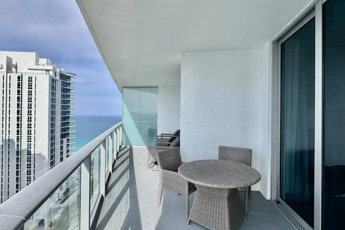 Condo in Hollywood property photo 2