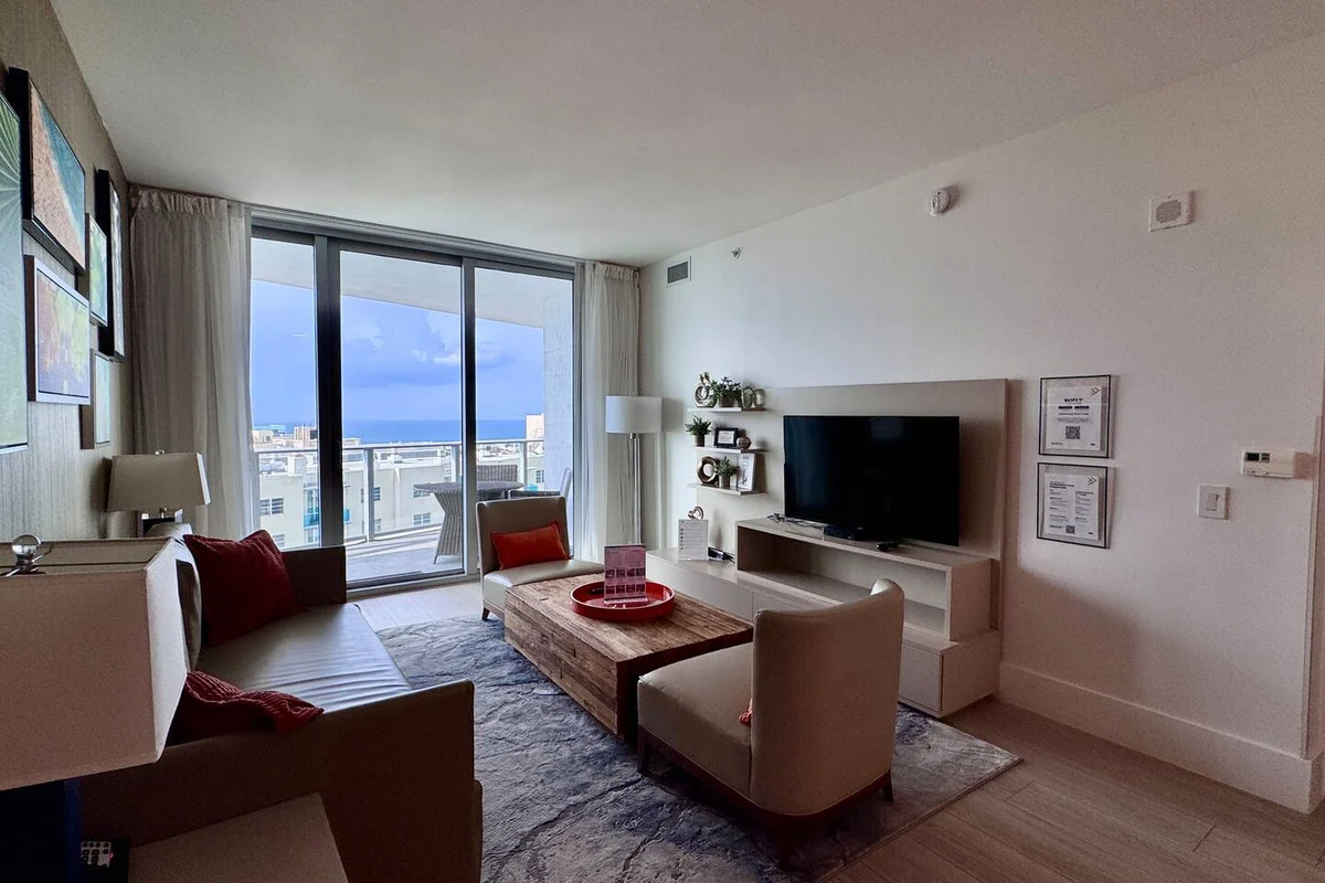 Condo in Hollywood property photo 5