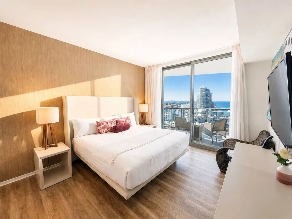 Condo in Hollywood property photo 4