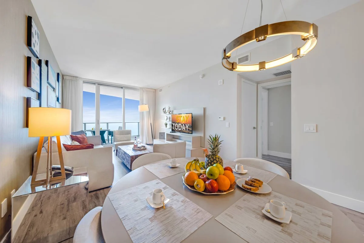 Condo in Hollywood property photo 2