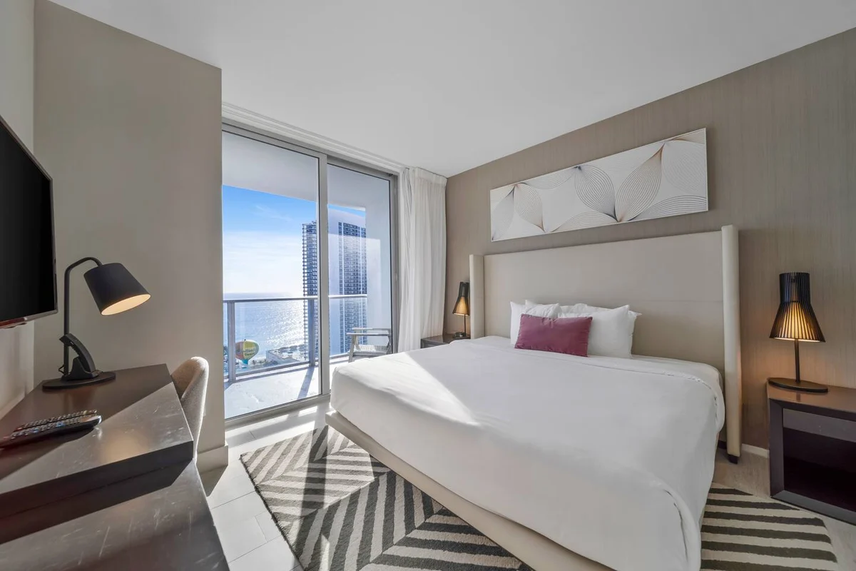 Condo in Hollywood property photo 2