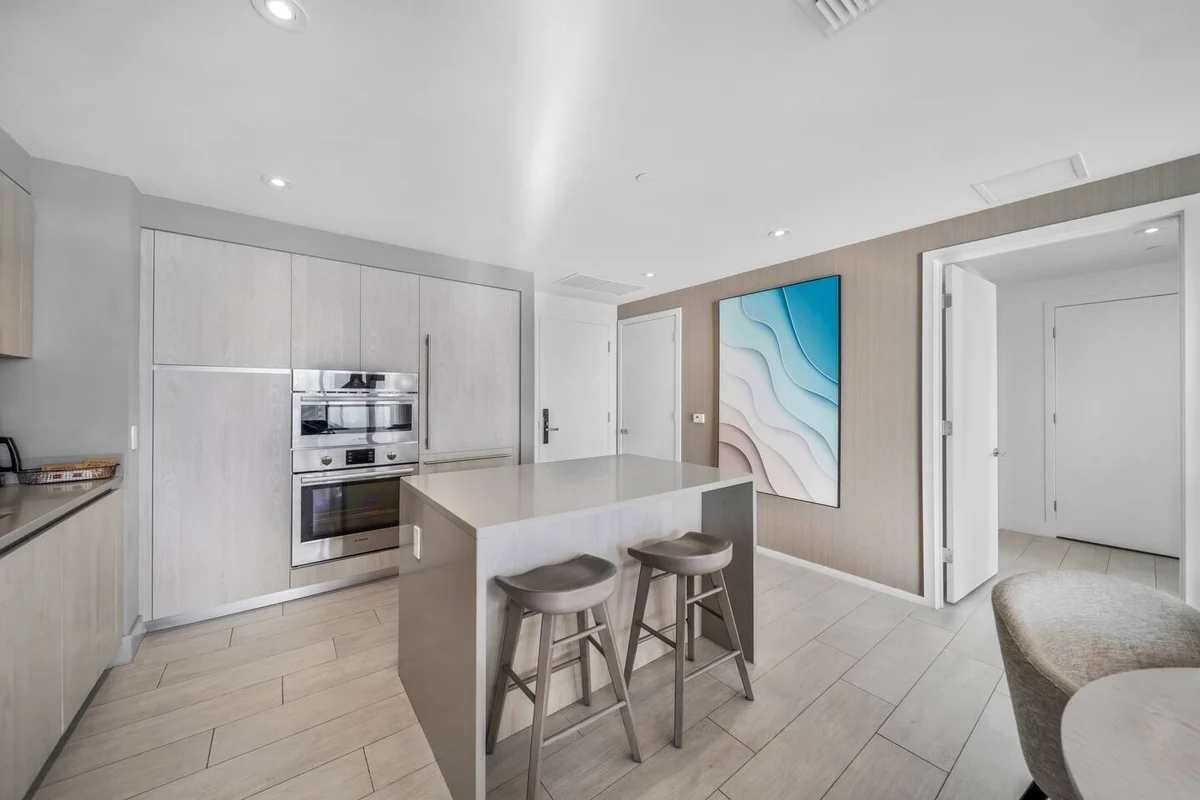 Condo in Hollywood property photo 3