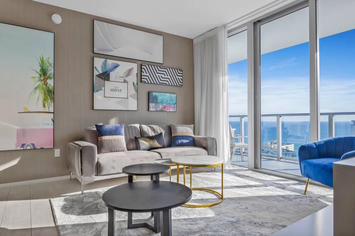 Condo in Hollywood property photo 5