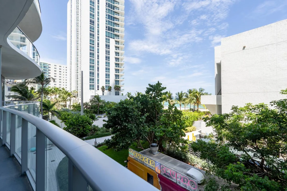 Condo in Hollywood property photo 5