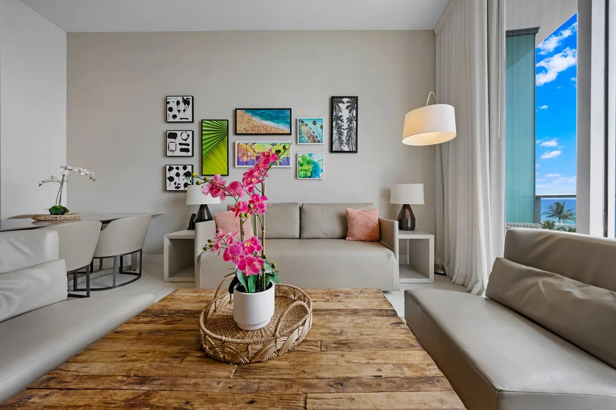 Condo in Hollywood property photo 2