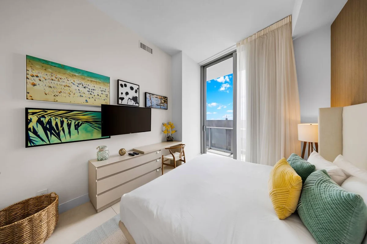 Condo in Hollywood property photo 5