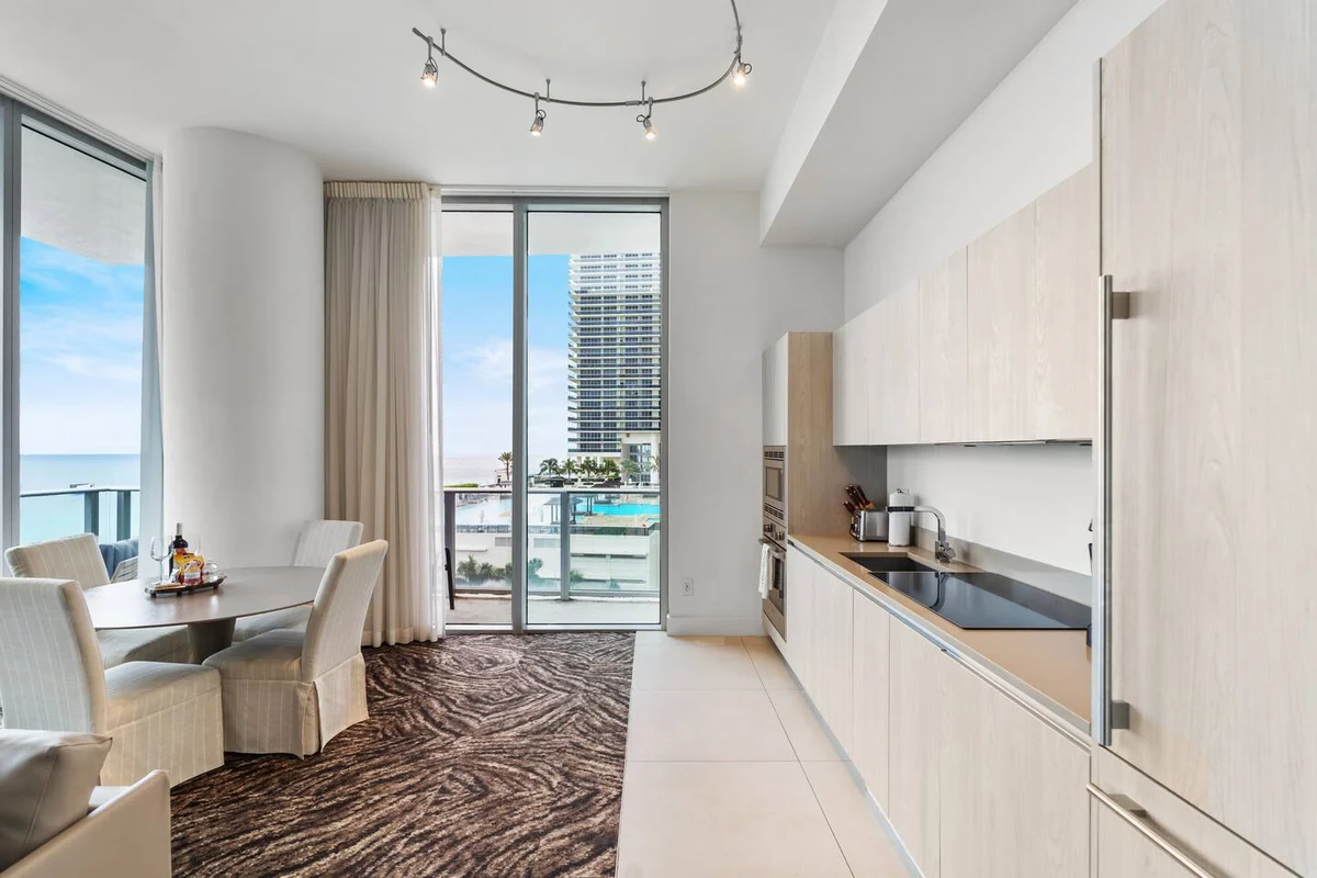 Condo in Hollywood property photo 2