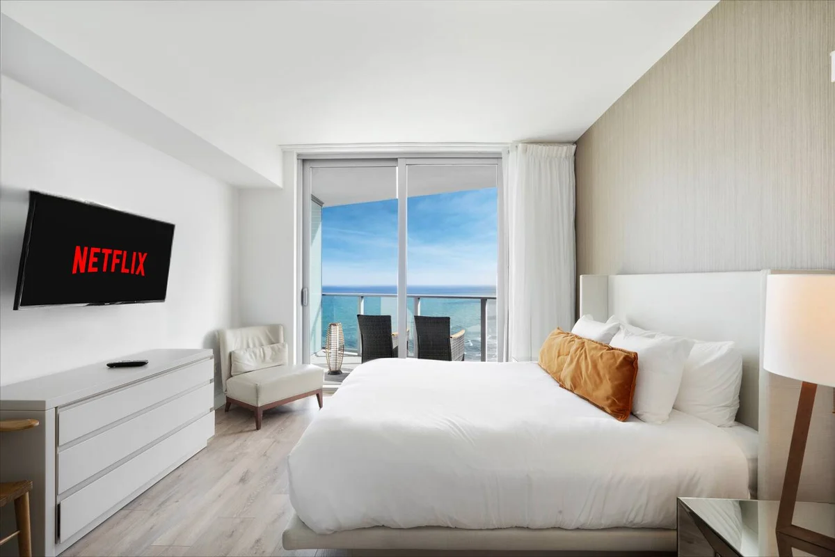 Condo in Hollywood property photo 2
