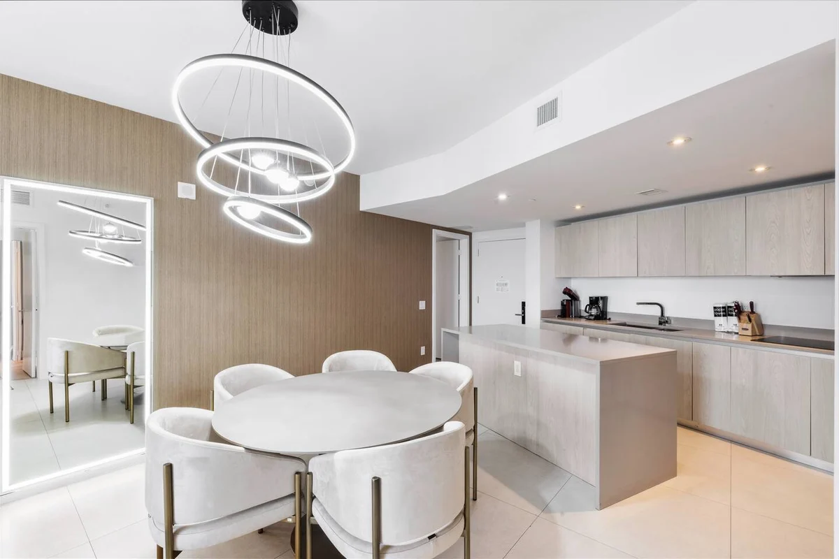Condo in Hollywood property photo 3