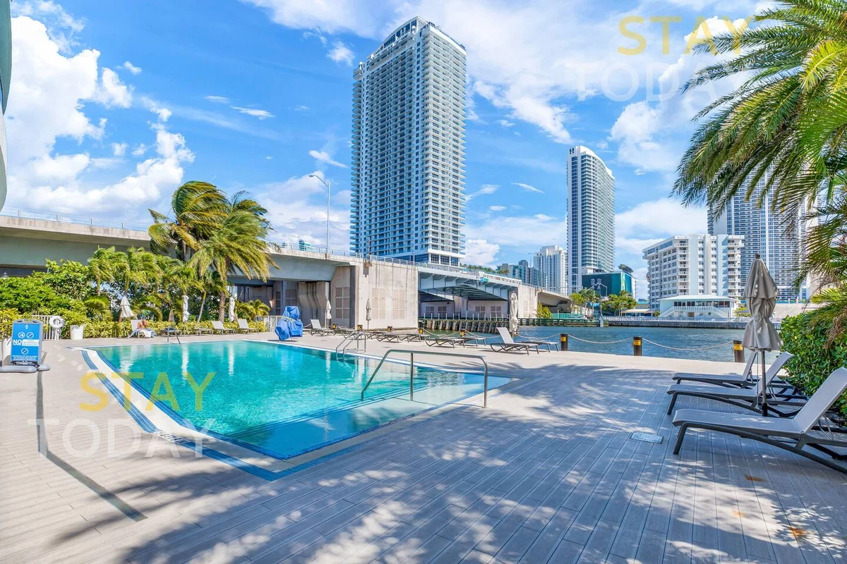 Condo in Hallandale Beach property photo 2