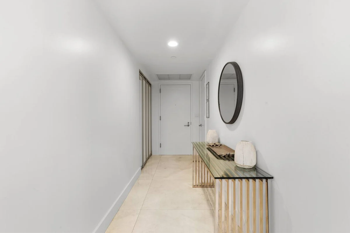 Condo in Hallandale Beach property photo 4