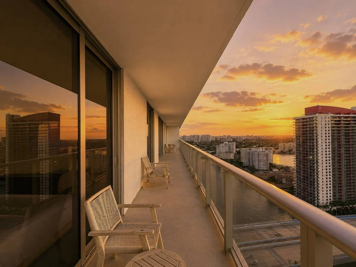 Condo in Hollywood property photo 4