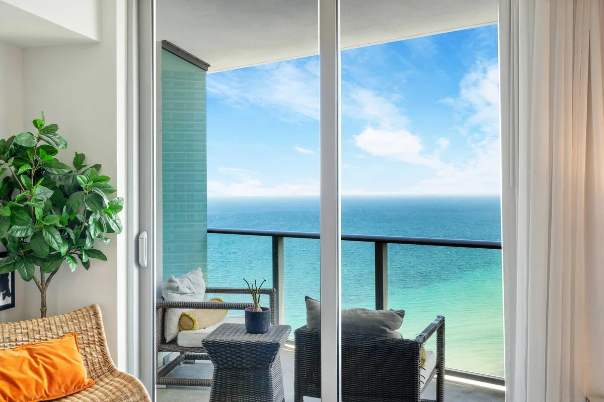 Condo in Hollywood property photo 5