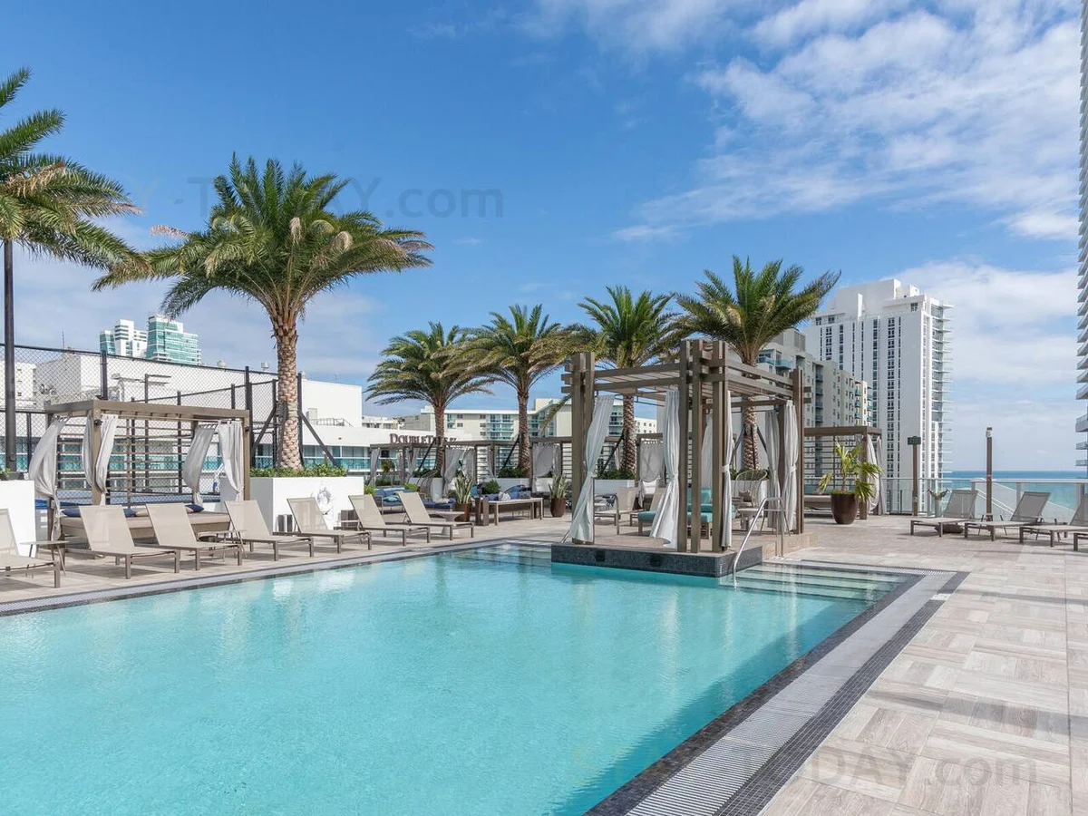 Condo in Hollywood property photo 2