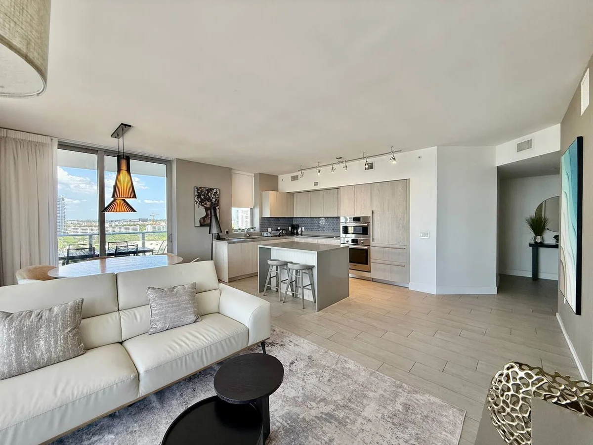 Condo in Hollywood property photo 5