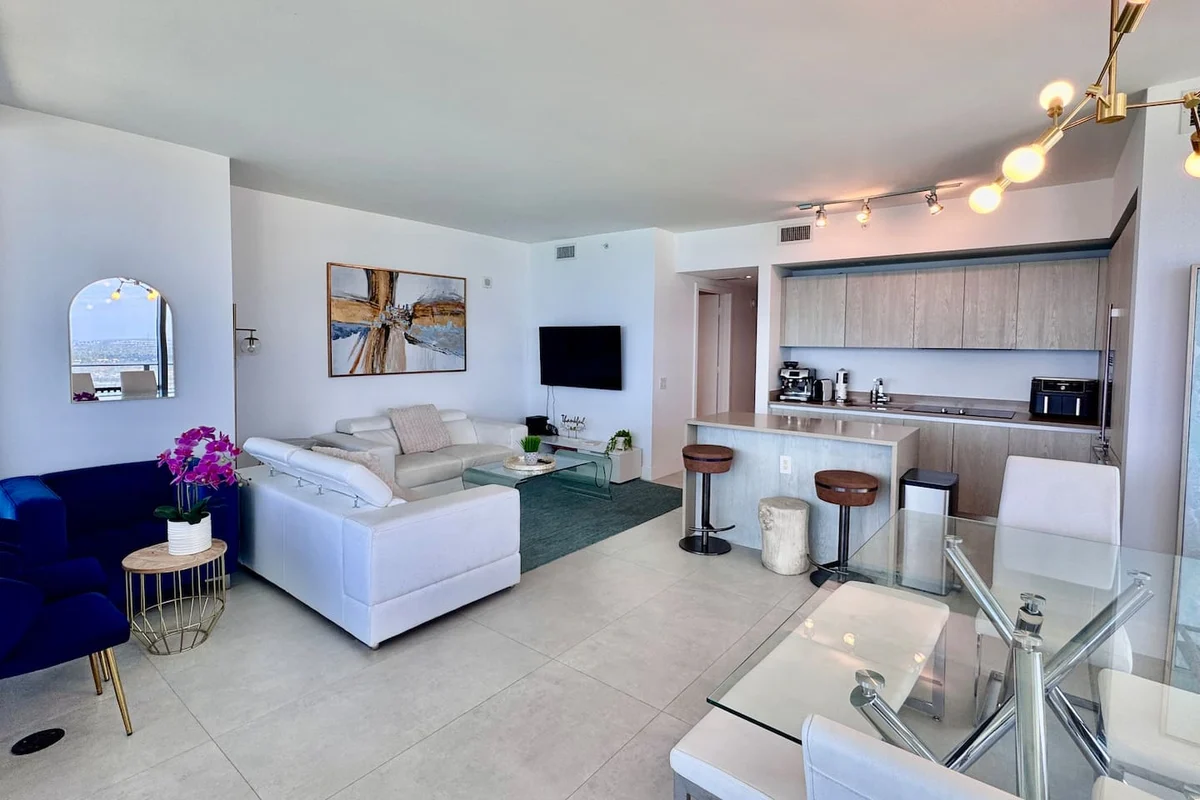 Condo in Hollywood property photo 5