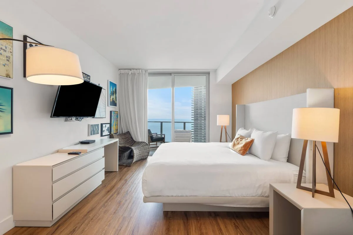 Condo in Hollywood property photo 2