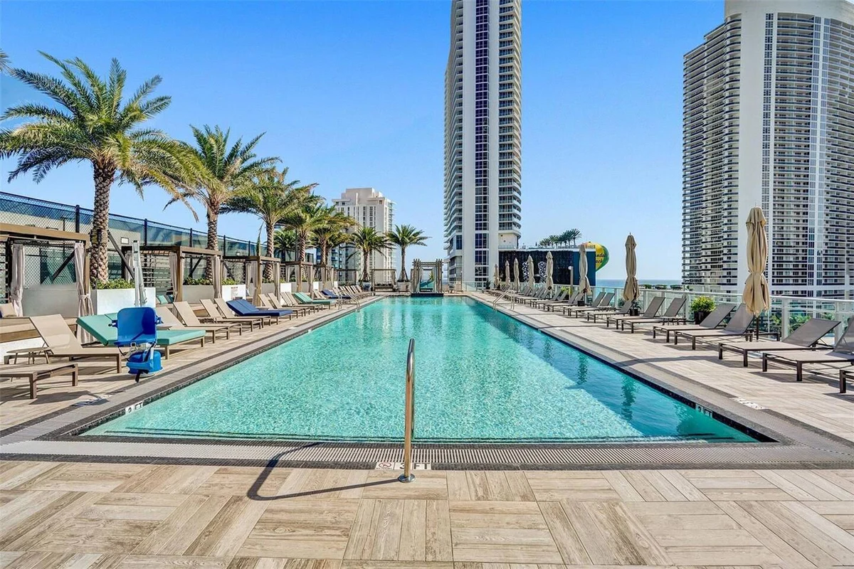 Condo in Hollywood property photo 3