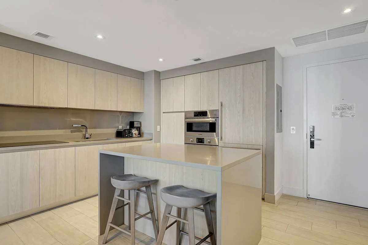 Condo in Hollywood property photo 3