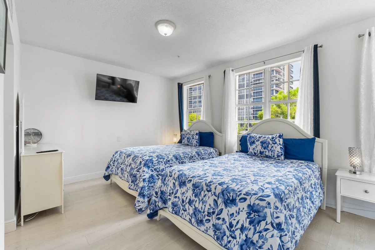 Townhome in Hallandale Beach property photo 3