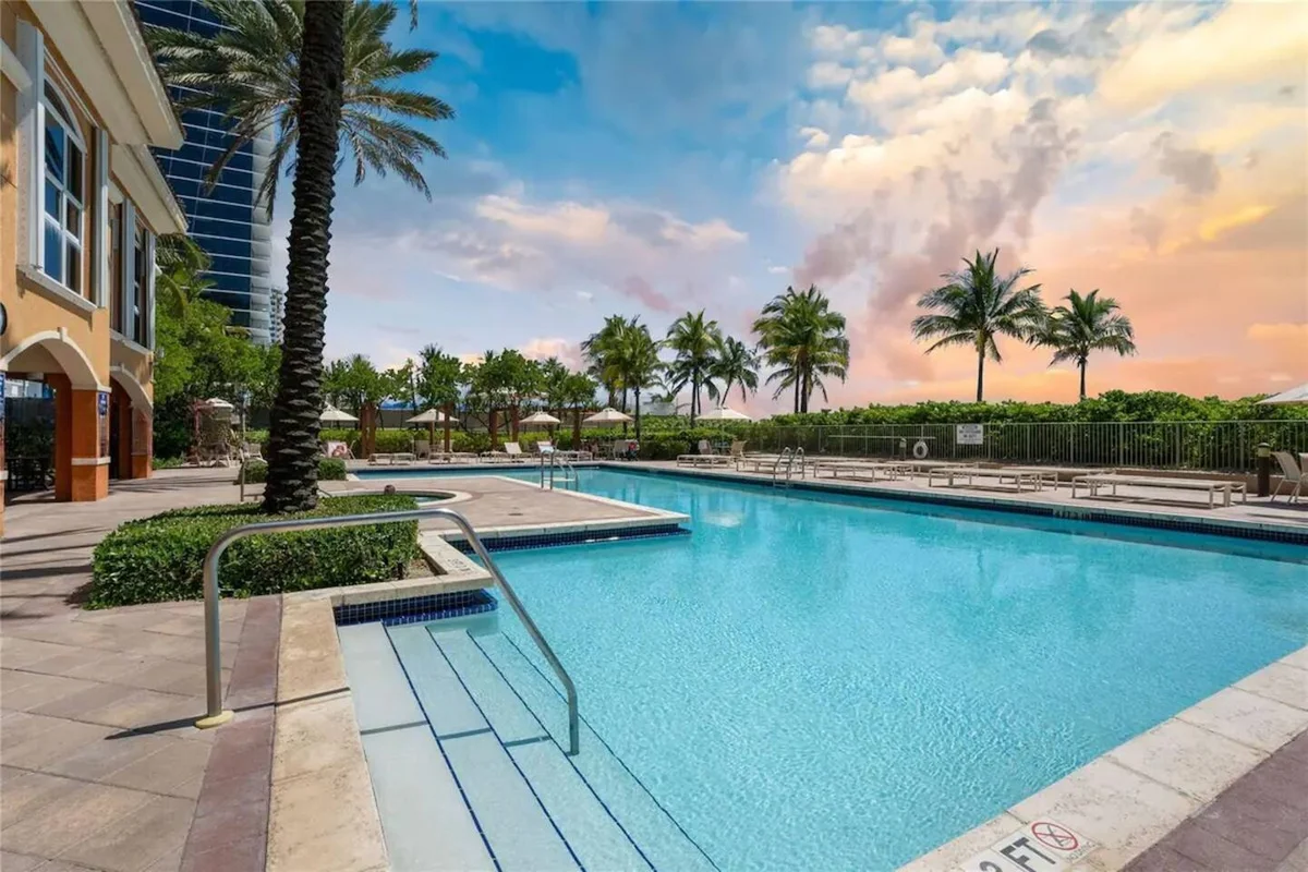 Townhome in Hallandale Beach property photo 4