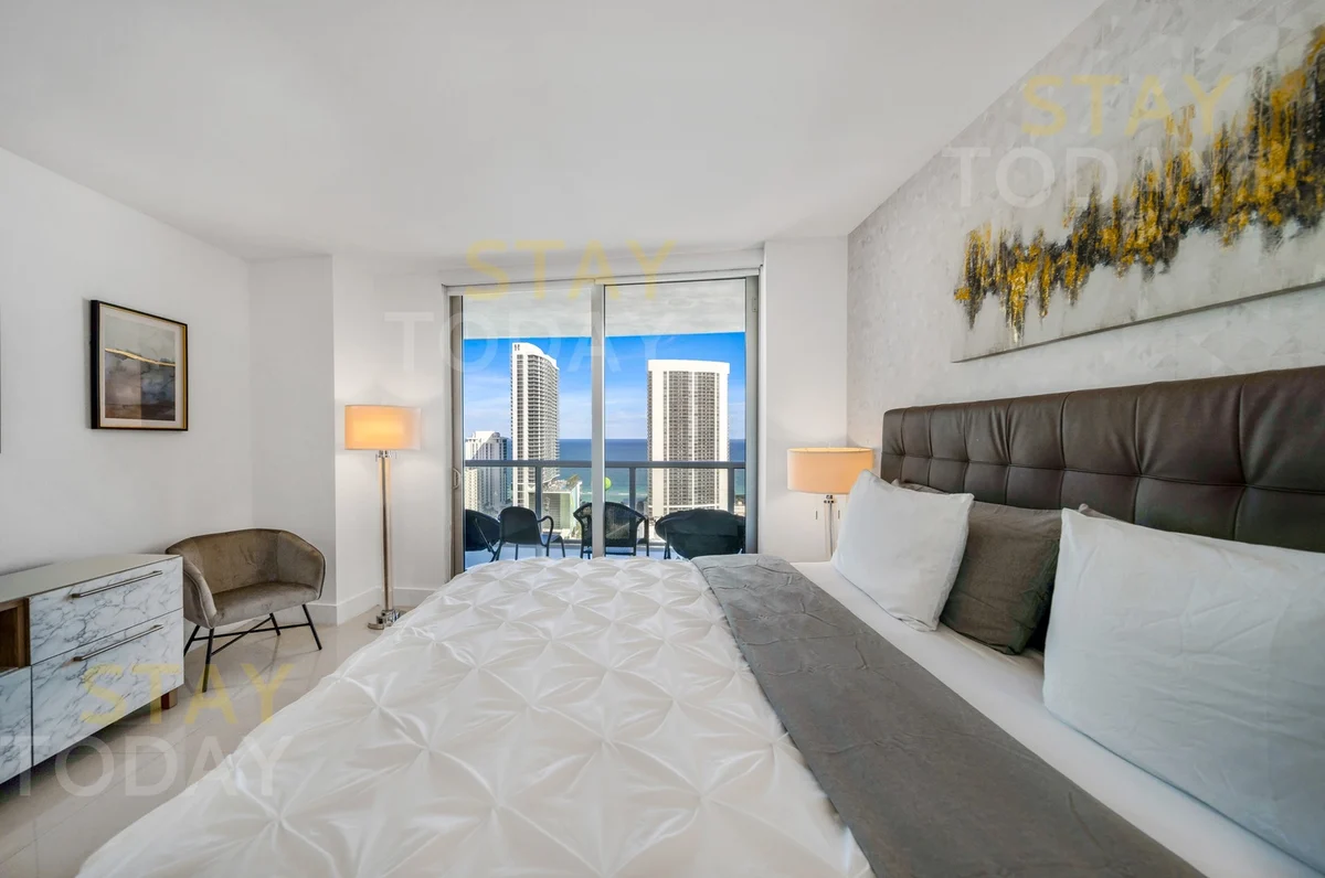 Condo in Hallandale Beach property photo 2