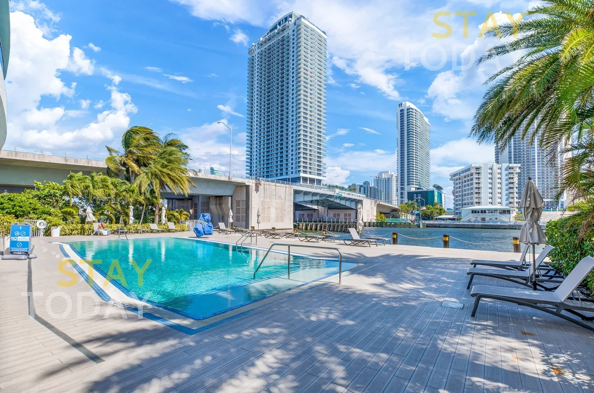 Condo in Hallandale Beach property photo 2