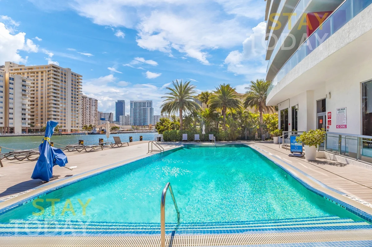 Condo in Hallandale Beach property photo 3
